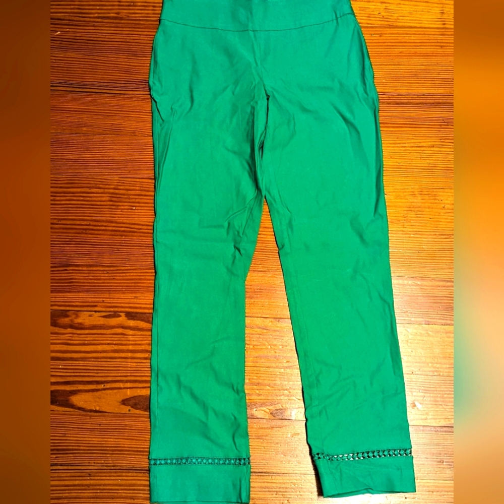 Crown & Ivy Green Capri Pants